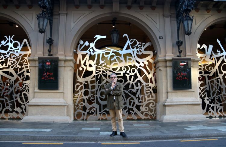 Jaume Plensa poses in front of the Liceu on Barcelona's La Rambla (by Pau Cortina)